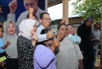 Wakil Wali Kota Batam Amsakar Achmad berfoto bersama masyarakat di acara Ngopi Bareng di Pulau Buluh. Foto: INIKEPRI.COM 