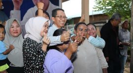 Wakil Wali Kota Batam Amsakar Achmad berfoto bersama masyarakat di acara Ngopi Bareng di Pulau Buluh. Foto: INIKEPRI.COM 