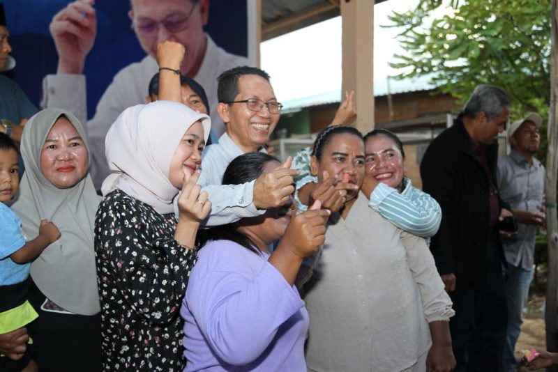 Wakil Wali Kota Batam Amsakar Achmad berfoto bersama masyarakat di acara Ngopi Bareng di Pulau Buluh. Foto: INIKEPRI.COM 