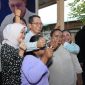 Wakil Wali Kota Batam Amsakar Achmad berfoto bersama masyarakat di acara Ngopi Bareng di Pulau Buluh. Foto: INIKEPRI.COM 