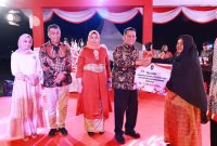 Berbarengan dengan perayaan Hari Ulang Tahun (HUT) ke-78 Kemerdekaan Republik Indonesia, Kamis 17 Agustus 2023 Pemerintah Provinsi Kepri menyerahkan bantuan tali asih berupa uang tunai untuk 433 veteran yang berada di Kepulauan Riau yang tergabung dalam organisasi Legiun Veteran Republik Indonesia (LVRI) Kepri sebesar Rp1,299 miliar. Foto: Diskominfo Kepri 