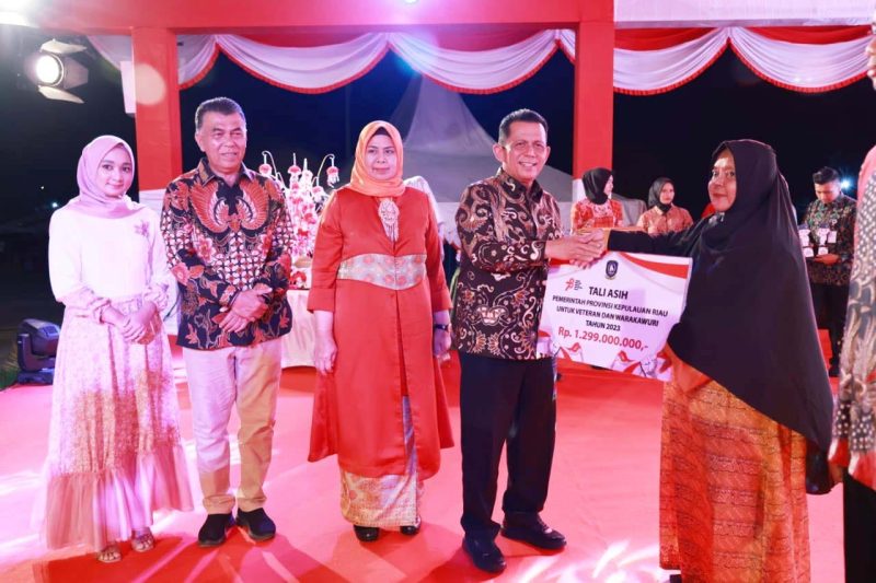 Berbarengan dengan perayaan Hari Ulang Tahun (HUT) ke-78 Kemerdekaan Republik Indonesia, Kamis 17 Agustus 2023 Pemerintah Provinsi Kepri menyerahkan bantuan tali asih berupa uang tunai untuk 433 veteran yang berada di Kepulauan Riau yang tergabung dalam organisasi Legiun Veteran Republik Indonesia (LVRI) Kepri sebesar Rp1,299 miliar. Foto: Diskominfo Kepri 