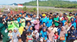 penanaman mangrove dalam rangka peringatan Hari Ulang Tahun ke-78 Kemerdekaan Republik Indonesia di Kelurahan Setokok, Kecamatan Bulang, Kota Batam. Foto: Diskominfo Kepri 