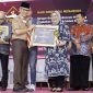 bank bjb meraih penghargaan dari Otoritas Jasa Keuangan (OJK) berupa Kejar Award 2023 karena dinilai sukses mendukung Program Satu Rekening Satu Pelajar (Kejar) dengan kategori sebagai Bank dengan Implementasi KEJAR Terbaik – BPD. Foto: bank bjb untuk INIKEPRI.COM 