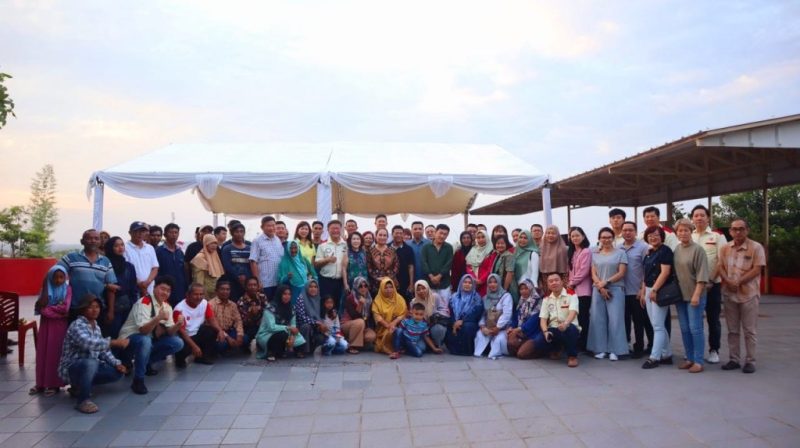 Cen Sui Lan berfoto bersama dengan Djoni Janto Ketua Marga Tan Tanjungpinang dan Bintan, Rudi Chua, Reni Yang, Desmon Goh dan pengusaha lainya, tokoh masyarakat, tokoh PSMTI, saat Kundapil di Tanjungpinang. Foto: Istimewa 