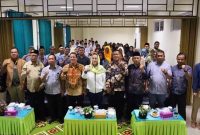 Cen Sui Lan Anggota Komisi V DPR RI Fraksi Golkar Dapil Kepri bersama pejabat BP2W Kepri Ditjen Cipta Karya Kementerian PUPR, pejabat Kanwil Kemenag Kepri berfoto bersama dengan orangtua siswa dan majelis guru MAN Tanjungpinang, Sabtu (19/8/2023). Foto:Istimewa 