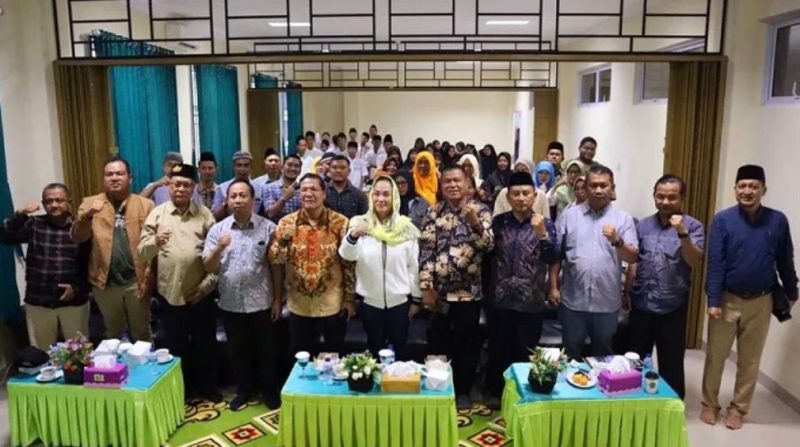 Cen Sui Lan Anggota Komisi V DPR RI Fraksi Golkar Dapil Kepri bersama pejabat BP2W Kepri Ditjen Cipta Karya Kementerian PUPR, pejabat Kanwil Kemenag Kepri berfoto bersama dengan orangtua siswa dan majelis guru MAN Tanjungpinang, Sabtu (19/8/2023). Foto:Istimewa 