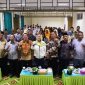 Cen Sui Lan Anggota Komisi V DPR RI Fraksi Golkar Dapil Kepri bersama pejabat BP2W Kepri Ditjen Cipta Karya Kementerian PUPR, pejabat Kanwil Kemenag Kepri berfoto bersama dengan orangtua siswa dan majelis guru MAN Tanjungpinang, Sabtu (19/8/2023). Foto:Istimewa 