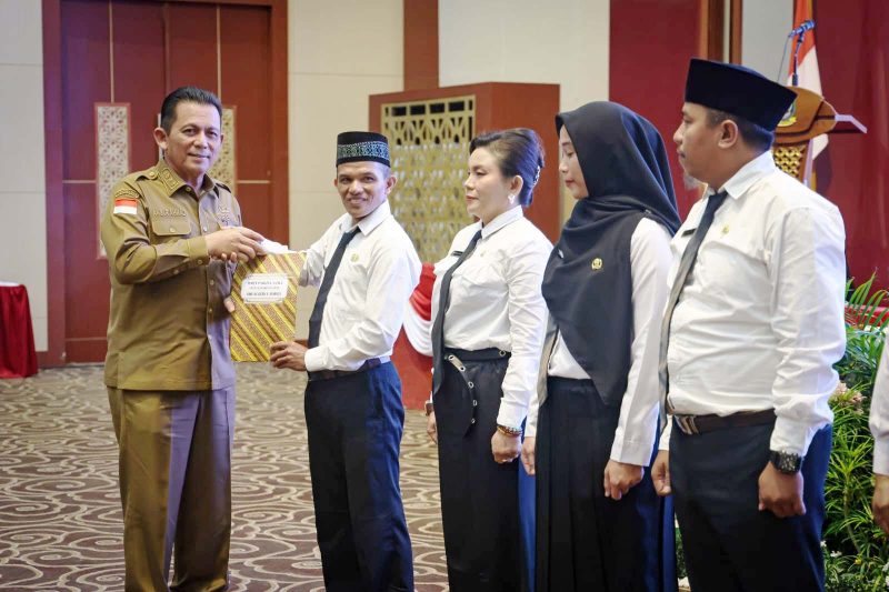 Penyerahan Surat Keputusan (SK) Pegawai Pemerintah dengan Perjanjian Kerja (PPPK) Tenaga Guru Formasi Tahun 2022 di Lingkungan Pemerintah Provinsi Kepulauan Riau. Foto: Diskominfo Kepri 