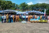 Wali Kota Tanjungpinang, Hj. Rahma, S.IP.,M.M, menyerahkan bantuan sarana prasarana pertanian dan perikanan kepada sejumlah kelompok usaha yang ada di Tanjungpinang, Selasa (22/8/2023), di Terminal Sungai Carang, Bintan Center. Foto: Diskominfo Tanjungpinang 
