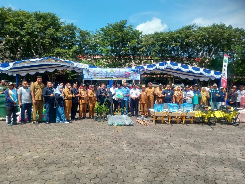 Wali Kota Tanjungpinang, Hj. Rahma, S.IP.,M.M, menyerahkan bantuan sarana prasarana pertanian dan perikanan kepada sejumlah kelompok usaha yang ada di Tanjungpinang, Selasa (22/8/2023), di Terminal Sungai Carang, Bintan Center. Foto: Diskominfo Tanjungpinang 
