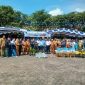 Wali Kota Tanjungpinang, Hj. Rahma, S.IP.,M.M, menyerahkan bantuan sarana prasarana pertanian dan perikanan kepada sejumlah kelompok usaha yang ada di Tanjungpinang, Selasa (22/8/2023), di Terminal Sungai Carang, Bintan Center. Foto: Diskominfo Tanjungpinang 