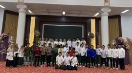 Pimpinan Wilayah Perhimpunan Remaja Masjid Dewan Masjid Indonesia (PRIMA DMI) Sumatera Barat Muhammad Saifullah melantik pengurus Pimpinan Daerah Perhimpunan Remaja Masjid Dewan Masjid Indonesia (PRIMA-DMI) Bukittinggi masa khidmat 2023-2026 pada Rabu (23/8/2023). Foto: INIKEPRI.COM 
