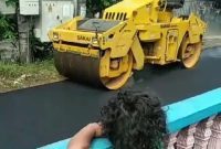 Masyarakat Tanjungpinang menyampaikan rasa terima kasihnya kepada Anggota Komisi V DPR RI atas pengerjaan overlay jalan Rambutan. Jalan Rambutan yang sebelumnya rusak dan membuat warga nelangsa, sudah mulai diaspal, pada Selasa (22/8/2023). Foto: Istimewa 