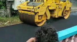 Masyarakat Tanjungpinang menyampaikan rasa terima kasihnya kepada Anggota Komisi V DPR RI atas pengerjaan overlay jalan Rambutan. Jalan Rambutan yang sebelumnya rusak dan membuat warga nelangsa, sudah mulai diaspal, pada Selasa (22/8/2023). Foto: Istimewa 