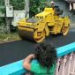 Masyarakat Tanjungpinang menyampaikan rasa terima kasihnya kepada Anggota Komisi V DPR RI atas pengerjaan overlay jalan Rambutan. Jalan Rambutan yang sebelumnya rusak dan membuat warga nelangsa, sudah mulai diaspal, pada Selasa (22/8/2023). Foto: Istimewa 