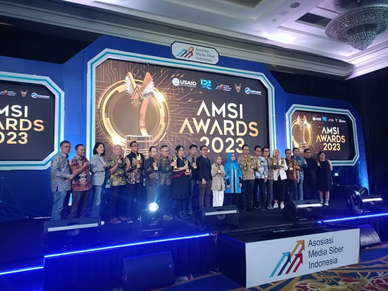Malam penganugerahan AMSI Awards 2023 telah sukses digelar di Bandung, Rabu (23/08/2023). Ini sekaligus menjadi acara puncak dan penutup rangkaian acara Indonesia Digital Conference (IDC) yang sebelumnya digelar pada 22-23 Agustus 2023 dengan mengangkat tema Artificial Intelligence (AI) untuk transformasi bisnis. Foto: AMSI 