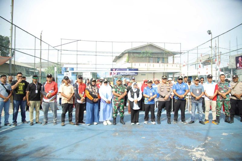 Wali kota Tanjungpinang Hj. Rahma S.IP.,M.M, membuka turnamen bola voli antar RW (Rukun Warga) se-Kelurahan Bukit Cermin di Lapangan Voli Diana Bukit Cermin, Selasa (23/8/2023). Foto: Diskominfo Tanjungpinang