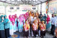 Dalam rangka mempererat tali silaturahmi antar TP-PKK Provinsi Kepulauan Riau dan TP-PKK Sulawesi Selatan dalam bertukar pengalaman terkait program pemberdayaan masyarakat dan menunjukkan rasa peduli terhadap para lansia, Ketua TP-PKK Provinsi Kepri Hj. Dewi Kumalasari Ansar menyambut kedatangan rombongan dari para pengurus TP-PKK Provinsi Sulsel di Rumah Bahagia Bintan, Kamis, (24/8/2023). Foto: Diskominfo Kepri 