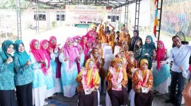 Dalam rangka mempererat tali silaturahmi antar TP-PKK Provinsi Kepulauan Riau dan TP-PKK Sulawesi Selatan dalam bertukar pengalaman terkait program pemberdayaan masyarakat dan menunjukkan rasa peduli terhadap para lansia, Ketua TP-PKK Provinsi Kepri Hj. Dewi Kumalasari Ansar menyambut kedatangan rombongan dari para pengurus TP-PKK Provinsi Sulsel di Rumah Bahagia Bintan, Kamis, (24/8/2023). Foto: Diskominfo Kepri 