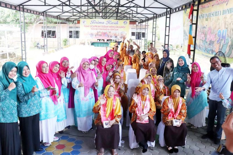 Dalam rangka mempererat tali silaturahmi antar TP-PKK Provinsi Kepulauan Riau dan TP-PKK Sulawesi Selatan dalam bertukar pengalaman terkait program pemberdayaan masyarakat dan menunjukkan rasa peduli terhadap para lansia, Ketua TP-PKK Provinsi Kepri Hj. Dewi Kumalasari Ansar menyambut kedatangan rombongan dari para pengurus TP-PKK Provinsi Sulsel di Rumah Bahagia Bintan, Kamis, (24/8/2023). Foto: Diskominfo Kepri