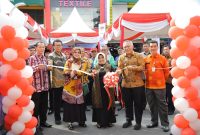 Wali Kota Tanjungpinang, Hj. Rahma, S.IP.,M.M, secara resmi membuka Bazar yang merupakan kegiatan kolaborasi antara Bank Indonesia Perwakilan Provinsi Kepri dengan Pemerintah Kota Tanjungpinang, Kamis (24/8/2023). Foto: Diskominfo Tanjungpinang 