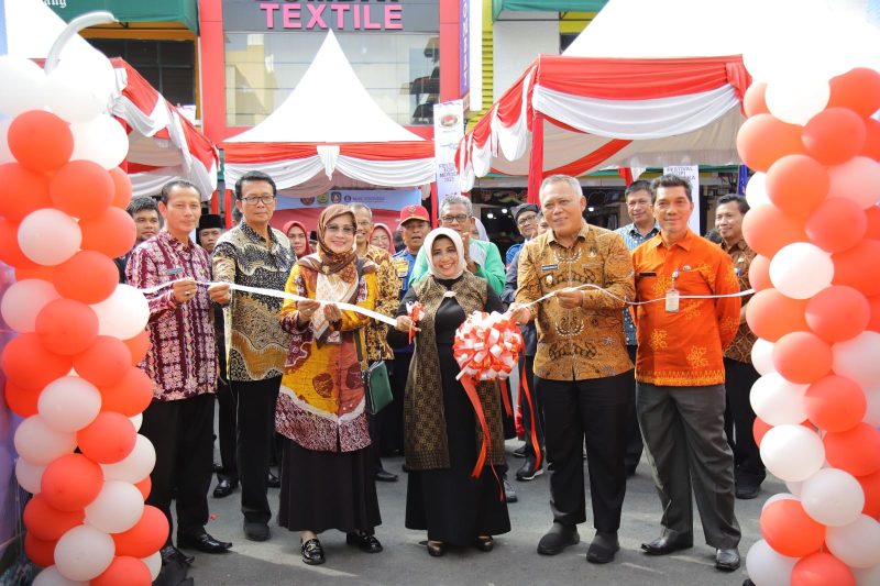 Wali Kota Tanjungpinang, Hj. Rahma, S.IP.,M.M, secara resmi membuka Bazar yang merupakan kegiatan kolaborasi antara Bank Indonesia Perwakilan Provinsi Kepri dengan Pemerintah Kota Tanjungpinang, Kamis (24/8/2023). Foto: Diskominfo Tanjungpinang 
