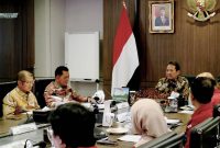 Gubernur Ansar beraudiensi bersama Menteri Kelautan dan Perikanan (KKP) Sakti Wahyu Trenggono di Ruang Rapat gedung Wahana Bahari KKP Jakarta. Foto: Diskominfo Kepri 
