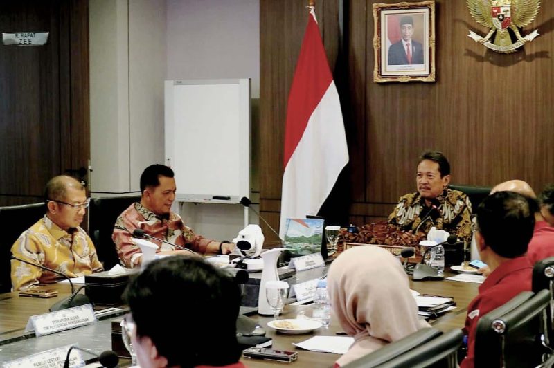 Gubernur Ansar beraudiensi bersama Menteri Kelautan dan Perikanan (KKP) Sakti Wahyu Trenggono di Ruang Rapat gedung Wahana Bahari KKP Jakarta. Foto: Diskominfo Kepri 