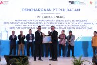 PLN Batam berkomitmen mendukung Transformasi PLN dan transisi energi khususnya dalam mempercepat pengembangan energi baru terbarukan (EBT) untuk mengurangi emisi gas rumah kaca (GRK) 29 persen pada tahun 2030 guna target mencapai Net Zero Emission (NZE) pada tahun 2060. Komitmen kelistrikan ini tercermin dalam penandatangan perjanjian antara PT PLN Batam dengan Perusahaan di Batam pada Rapat Kerja Semester II PLN Batam, Jumat (25/8). Foto: PLN Batam untuk INIKEPRI.COM 