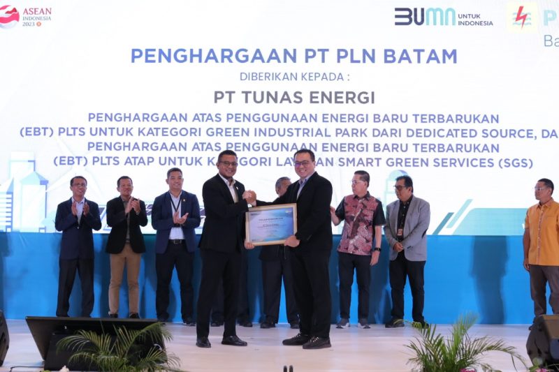 PLN Batam berkomitmen mendukung Transformasi PLN dan transisi energi khususnya dalam mempercepat pengembangan energi baru terbarukan (EBT) untuk mengurangi emisi gas rumah kaca (GRK) 29 persen pada tahun 2030 guna target mencapai Net Zero Emission (NZE) pada tahun 2060. Komitmen kelistrikan ini tercermin dalam penandatangan perjanjian antara PT PLN Batam dengan Perusahaan di Batam pada Rapat Kerja Semester II PLN Batam, Jumat (25/8). Foto: PLN Batam untuk INIKEPRI.COM 