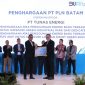 PLN Batam berkomitmen mendukung Transformasi PLN dan transisi energi khususnya dalam mempercepat pengembangan energi baru terbarukan (EBT) untuk mengurangi emisi gas rumah kaca (GRK) 29 persen pada tahun 2030 guna target mencapai Net Zero Emission (NZE) pada tahun 2060. Komitmen kelistrikan ini tercermin dalam penandatangan perjanjian antara PT PLN Batam dengan Perusahaan di Batam pada Rapat Kerja Semester II PLN Batam, Jumat (25/8). Foto: PLN Batam untuk INIKEPRI.COM 