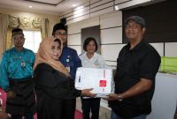Wali Kota Tanjungpinang, Hj. Rahma, S.IP.,M.M, menyerahkan bantuan baju seragam, sound system dan perangkat pendukung bagi lembaga kemasyarakatan Kelurahan Tanjungpinang Kota di kantor Kelurahan setempat, Jum'at (25/8/2023). Foto: Diskominfo Tanjungpinang 