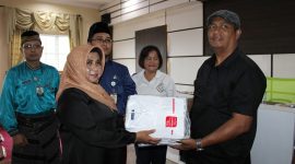 Wali Kota Tanjungpinang, Hj. Rahma, S.IP.,M.M, menyerahkan bantuan baju seragam, sound system dan perangkat pendukung bagi lembaga kemasyarakatan Kelurahan Tanjungpinang Kota di kantor Kelurahan setempat, Jum'at (25/8/2023). Foto: Diskominfo Tanjungpinang 