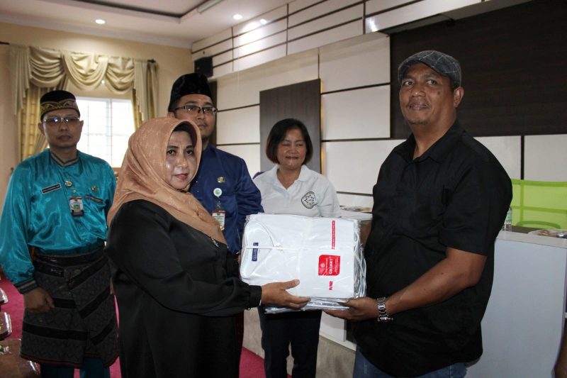 Wali Kota Tanjungpinang, Hj. Rahma, S.IP.,M.M, menyerahkan bantuan baju seragam, sound system dan perangkat pendukung bagi lembaga kemasyarakatan Kelurahan Tanjungpinang Kota di kantor Kelurahan setempat, Jum'at (25/8/2023). Foto: Diskominfo Tanjungpinang 