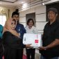 Wali Kota Tanjungpinang, Hj. Rahma, S.IP.,M.M, menyerahkan bantuan baju seragam, sound system dan perangkat pendukung bagi lembaga kemasyarakatan Kelurahan Tanjungpinang Kota di kantor Kelurahan setempat, Jum'at (25/8/2023). Foto: Diskominfo Tanjungpinang 