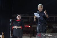 Ketua DPP PDI Perjuangan Puan Maharani (kiri) mendampingi bakal calon presiden dari PDI Perjuangan Ganjar Pranowo (kanan) menyampaikan pidato saat konsolidasi pemenangan PDI Perjuangan dan Ganjar di Stadion Jati Diri, Semarang, Jawa Tengah, Jumat (25/8/2023). onsolidasi bertema Nyalakan Api Semangat Satu Barisan Satu Komando yang dihadiri sejumlah partai pengusung, ribuan kader, dan simpatisan PDI Perjuangan se-Jawa Tengah tersebut untuk mendukung serta mendeklarasikan Ganjar Pranowo sebagai calon presiden pada Pilpres 2024. ANTARA FOTO/Makna Zaezar/tom. 