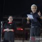 Ketua DPP PDI Perjuangan Puan Maharani (kiri) mendampingi bakal calon presiden dari PDI Perjuangan Ganjar Pranowo (kanan) menyampaikan pidato saat konsolidasi pemenangan PDI Perjuangan dan Ganjar di Stadion Jati Diri, Semarang, Jawa Tengah, Jumat (25/8/2023). onsolidasi bertema Nyalakan Api Semangat Satu Barisan Satu Komando yang dihadiri sejumlah partai pengusung, ribuan kader, dan simpatisan PDI Perjuangan se-Jawa Tengah tersebut untuk mendukung serta mendeklarasikan Ganjar Pranowo sebagai calon presiden pada Pilpres 2024. ANTARA FOTO/Makna Zaezar/tom. 