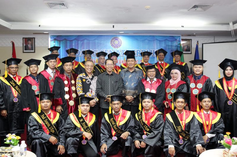 Wakil Wali Kota Batam Amsakar Achmad menghadiri acara wisuda Sekolah Tinggi Ilmu Komputer (STIKOM) Muhammadiyah Batam ke-5 di Hotel PIH, Sabtu (26/8/2023). Foto: INIKEPRI.COM 