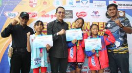 Wakil Walikota Batam, Amsakar Achmad, turut hadir untuk menyerahkan medali kepada para pemenang dalam Kejuaraan Kota (Kejurkot) Renang Antar Perkumpulan se-Kota Batam 2023. Acara berlangsung dengan meriah di Kolam Renang Harapan Utama, Batam Center, Minggu, (26/8/2023). Foto: INIKEPRI.COM 
