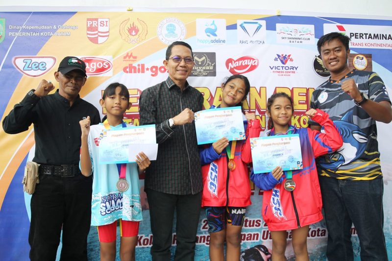 Wakil Walikota Batam, Amsakar Achmad, turut hadir untuk menyerahkan medali kepada para pemenang dalam Kejuaraan Kota (Kejurkot) Renang Antar Perkumpulan se-Kota Batam 2023. Acara berlangsung dengan meriah di Kolam Renang Harapan Utama, Batam Center, Minggu, (26/8/2023). Foto: INIKEPRI.COM 