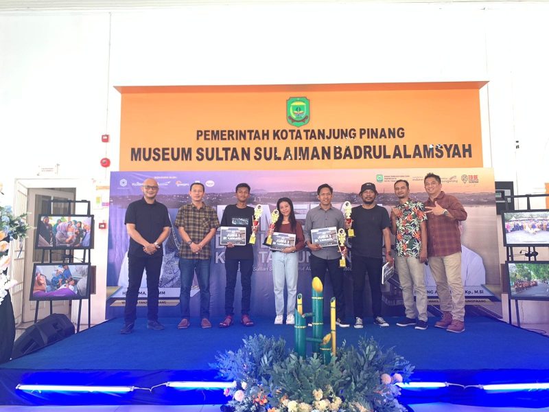 Dinas Kebudayaan dan Pariwisata (Disbudpar) Kota Tanjungpinang mengumumkan sekaligus menyerahkan hadiah kepada para pemenang Lomba Foto Story 2023 bertema “Pesona Tanjungpinang”, di Museum Sultan Sulaiman Badrul Alamsyah, Kota Tanjungpinang, Kepri, Sabtu (26/8/2023). Foto: Diskominfo Tanjungpinang 