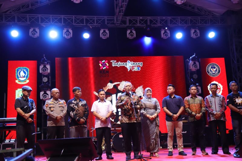 Event pariwisata Tanjungpinang Fest 2023 resmi dibuka oleh Sekretaris Deputi Bidang Pengembangan Destinasi dan Infrastruktur Kementrian Pariwisata dan Ekonomi Kreatif Republik Indonesia didampingi oleh Wakil Wali Kota Tanjungpinang, Endang Abdulah, S.Kp,M.Si di area pelataran Jl.Merdeka Tanjungpinang, Sabtu (26/8/2023). Foto: Diskominfo Tanjungpinang
