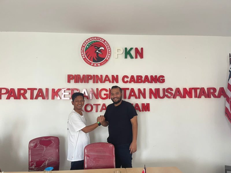 Pimpinan Cabang PKN Kota Batam M. Rizky Aji Perdana berfoto bersama Mujiono tokoh pemuda dari paguyuban Kendal Kota Batam di Kantor PKN Kota Batam.  Foto: INIKEPRI.COM 