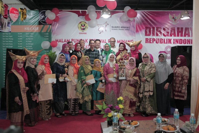 Wakil Wali Kota Batam Amsakar Achmad hadir di Acara Puncak Peringatan HUT RI ke-78 di Studio Minang TV Kompleks Grand Ruko Tiban Koperasi, Minggu (28/8/2023) malam. Foto: INIKEPRI.COM 