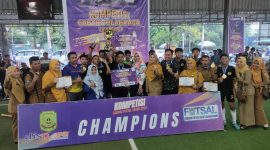 Wali Kota Tanjungpinang, Hj. Rahma, S.IP.,M.M, menutup secara resmi kompetisi olahraga cabang futsal antara pelajar se-Kota Tanjungpinang di lapangan Junior Futsal, Jalan Raja Haji Fisabilillah, Kilometer 5 Atas Tanjungpinang, Senin (28/8/2023). Foto: Diskominfo Tanjungpinang 

