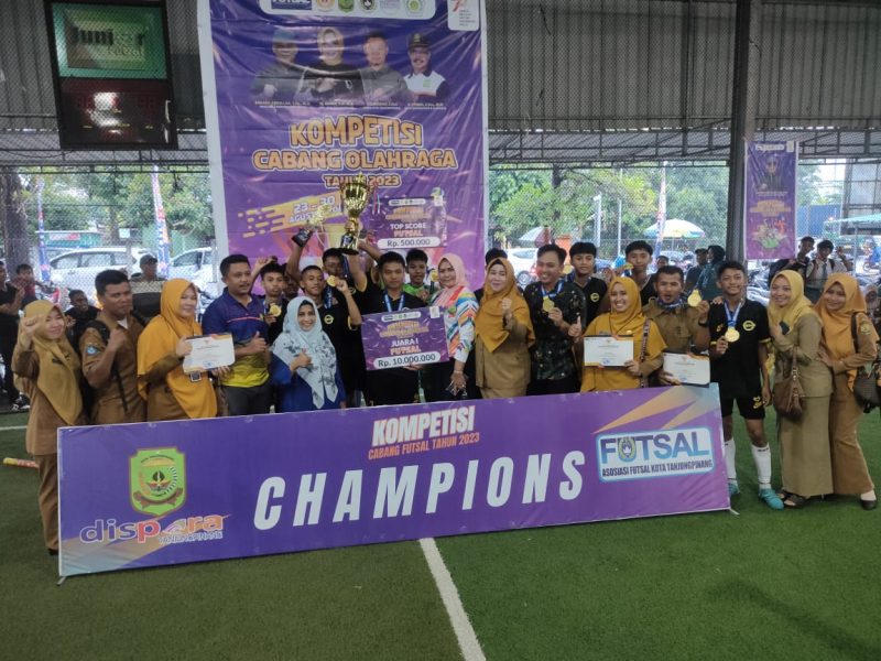 Wali Kota Tanjungpinang, Hj. Rahma, S.IP.,M.M, menutup secara resmi kompetisi olahraga cabang futsal antara pelajar se-Kota Tanjungpinang di lapangan Junior Futsal, Jalan Raja Haji Fisabilillah, Kilometer 5 Atas Tanjungpinang, Senin (28/8/2023). Foto: Diskominfo Tanjungpinang
