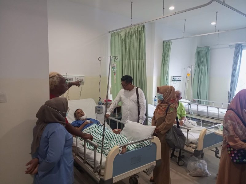 Ketua DPRD Kota Batam Nuryanto menjenguk Syarip Durakman (40) menjadi korban pembacokan oleh seseorang di Kavling KSB Belian, Batam Kota, Kota Batam pada Minggu (27/8/2023). Foto: INIKEPRI.COM 