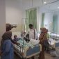 Ketua DPRD Kota Batam Nuryanto menjenguk Syarip Durakman (40) menjadi korban pembacokan oleh seseorang di Kavling KSB Belian, Batam Kota, Kota Batam pada Minggu (27/8/2023). Foto: INIKEPRI.COM 