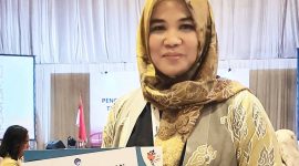 Kepala Subkoor Pengelolaan Media Komunikasi Publik, Suryani, saat menerima penghargaan pada saat penyelenggaraan Konferensi Tingkat Tinggi (KTT) Ke-42 ASEAN Tahun 2023. Foto: Diskominfo Kepri 